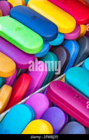 Des étuis à lunettes aux couleurs vives et colorées fabriqués à la main dans les ateliers florentins, en vente sur le marché de Florence Porcellino, Florence, Toscane, Italie Banque D'Images