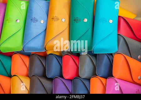 Des étuis à lunettes aux couleurs vives et colorées fabriqués à la main dans les ateliers florentins, en vente sur le marché de Florence Porcellino, Florence, Toscane, Italie Banque D'Images