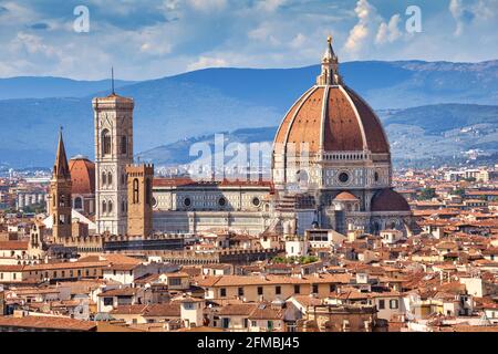 Le Dôme de Brunelleschi, la nef et le Campanile de Giotto de la Cathédrale Sainte Marie de la Fleur, vu de la colline de Michel-Ange, Florence, Toscane, Italie, Europre Banque D'Images