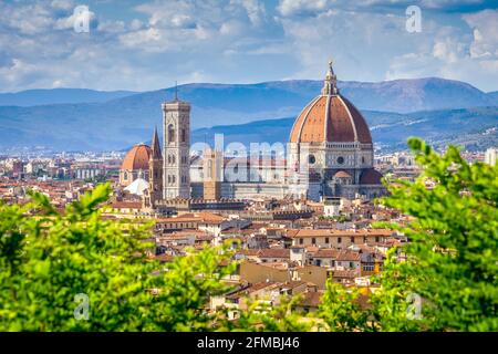 Le Dôme de Brunelleschi, la nef et le Campanile de Giotto de la Cathédrale Sainte Marie de la Fleur, vu de la colline de Michel-Ange, Florence, Toscane, Italie, Europre Banque D'Images