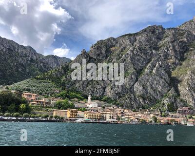 Vue du lac de Garde à Limone sul Garda, ciel bleu, ciel nuageux, lac bleu, nature, Lac de Garde, Lombardie, Italie Banque D'Images