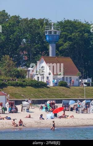 Promenade de plage avec tour frontière de la mer Baltique, ancienne tour de guet de la brigade frontière côtière des troupes frontalières de la RDA, Kühlungsborn, Mecklembourg-Poméranie occidentale, Allemagne, Europe Banque D'Images