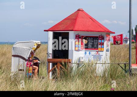 Location de kiosques et de chaises de plage sur la plage, Kühlungsborn, Mecklembourg-Poméranie occidentale, Allemagne, Europe Banque D'Images