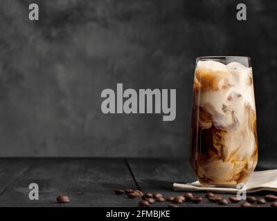 Du café glacé et du lait dans un verre haut sur la table. Copier l'espace. Banque D'Images