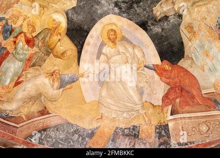 Istanbul, Turquie - juin 10 2014 : Mural de scène Anastasis dans la ParekkLESION du Musée de l'église Chora avec Jésus-Christ à la Résurrection, en tirant vers le haut Hu Banque D'Images