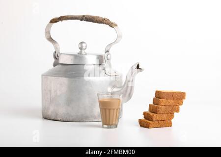 bouilloire ou théière en aluminium avec rusk sur fond blanc. Banque D'Images