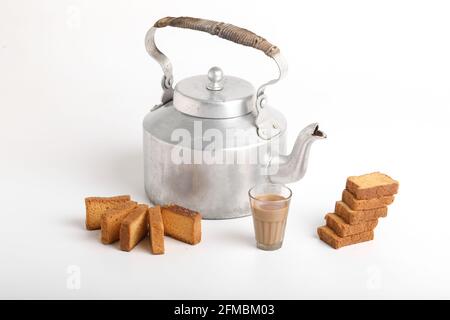 bouilloire ou théière en aluminium avec rusk sur fond blanc. Banque D'Images