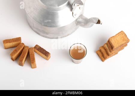 bouilloire ou théière en aluminium avec rusk sur fond blanc. Banque D'Images