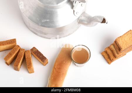 bouilloire ou théière en aluminium avec rusk sur fond blanc. Banque D'Images