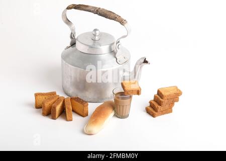 bouilloire ou théière en aluminium avec rusk sur fond blanc. Banque D'Images