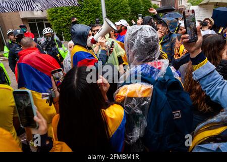 Washington DC, États-Unis. 07e mai 2021. Isiais Guerrero parle aux supporters colombiens rassemblés en outisde l'ambassade colombienne tandis que la police métropolitaine (DC police) tente sans succès d'intimider la foule d'environ 100 personnes. Des manifestants protestent contre la réaction violente et disproportionnée du gouvernement colombien à des manifestations pacifiques de citoyens non armés au sujet des impôts, de l'égalité et de la réponse à la pandémie du coronavirus. Crédit : Allison Bailey/Alamy Live News Banque D'Images