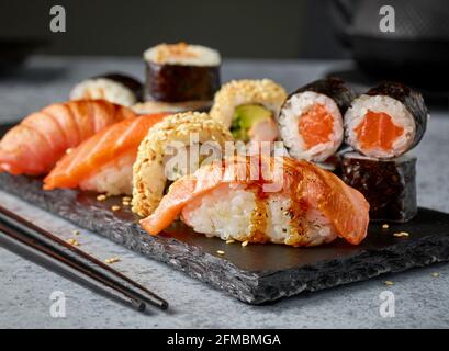 assiette de divers sushis sur la table du restaurant, mise au point sélective Banque D'Images