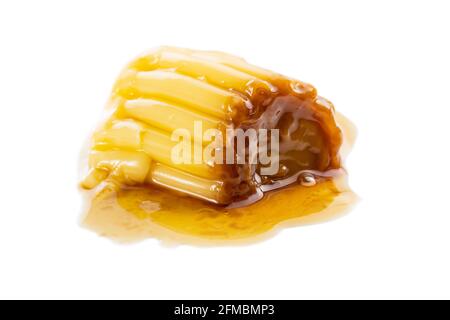 Pudding à la vanille. Dessert sucré avec garniture caramel isolée sur fond blanc. Banque D'Images