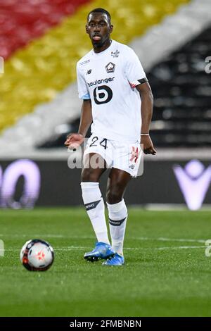 Le milieu de terrain français de Lille Boubakary Soumare court avec le ballon lors du match de football de la Ligue française 1 entre Lens (RCL) et Lille (LOSC) à Lens (France), le 7 mai 2021. Photo de Julie Sebadelha/ABACAPRESS.COM Banque D'Images