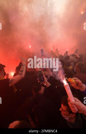 Les supporters du Lens de RCL se réunissent avant le derby, match de football de la Ligue française 1 entre Lens (RCL) et Lille (LOSC) à Lens, en France, le 7 mai 2021. Photo de Julie Sebadelha/ABACAPRESS.COM Banque D'Images