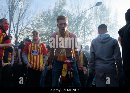 Les supporters du Lens de RCL se réunissent avant le derby, match de football de la Ligue française 1 entre Lens (RCL) et Lille (LOSC) à Lens, en France, le 7 mai 2021. Photo de Julie Sebadelha/ABACAPRESS.COM Banque D'Images