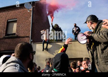 Les supporters du Lens de RCL se réunissent avant le derby, match de football de la Ligue française 1 entre Lens (RCL) et Lille (LOSC) à Lens, en France, le 7 mai 2021. Photo de Julie Sebadelha/ABACAPRESS.COM Banque D'Images