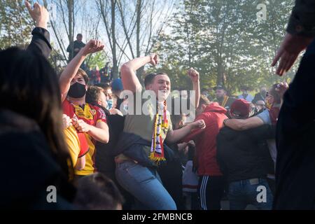 Les supporters du Lens de RCL se réunissent avant le derby, match de football de la Ligue française 1 entre Lens (RCL) et Lille (LOSC) à Lens, en France, le 7 mai 2021. Photo de Julie Sebadelha/ABACAPRESS.COM Banque D'Images