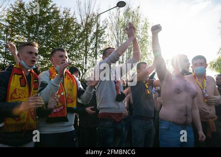 Les supporters du Lens de RCL se réunissent avant le derby, match de football de la Ligue française 1 entre Lens (RCL) et Lille (LOSC) à Lens, en France, le 7 mai 2021. Photo de Julie Sebadelha/ABACAPRESS.COM Banque D'Images