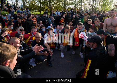 Les supporters du Lens de RCL se réunissent avant le derby, match de football de la Ligue française 1 entre Lens (RCL) et Lille (LOSC) à Lens, en France, le 7 mai 2021. Photo de Julie Sebadelha/ABACAPRESS.COM Banque D'Images