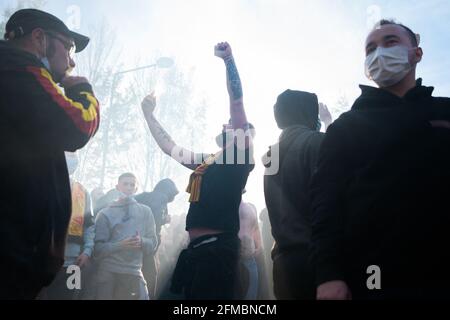 Les supporters du Lens de RCL se réunissent avant le derby, match de football de la Ligue française 1 entre Lens (RCL) et Lille (LOSC) à Lens, en France, le 7 mai 2021. Photo de Julie Sebadelha/ABACAPRESS.COM Banque D'Images