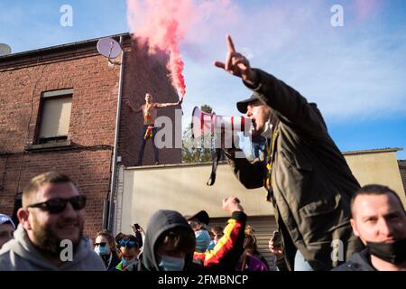 Les supporters du Lens de RCL se réunissent avant le derby, match de football de la Ligue française 1 entre Lens (RCL) et Lille (LOSC) à Lens, en France, le 7 mai 2021. Photo de Julie Sebadelha/ABACAPRESS.COM Banque D'Images