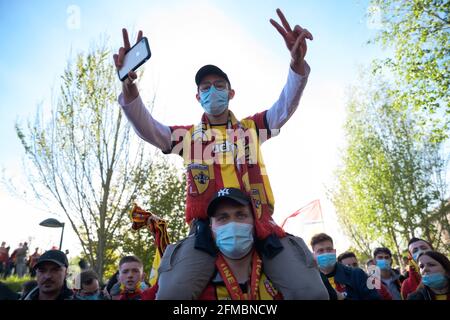 Les supporters du Lens de RCL se réunissent avant le derby, match de football de la Ligue française 1 entre Lens (RCL) et Lille (LOSC) à Lens, en France, le 7 mai 2021. Photo de Julie Sebadelha/ABACAPRESS.COM Banque D'Images