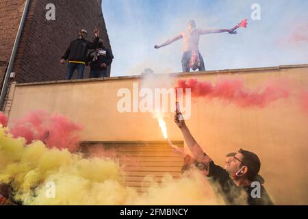 Les supporters du Lens de RCL se réunissent avant le derby, match de football de la Ligue française 1 entre Lens (RCL) et Lille (LOSC) à Lens, en France, le 7 mai 2021. Photo de Julie Sebadelha/ABACAPRESS.COM Banque D'Images