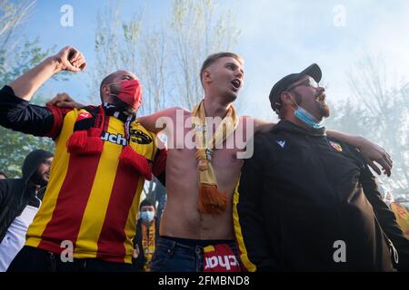 Les supporters du Lens de RCL se réunissent avant le derby, match de football de la Ligue française 1 entre Lens (RCL) et Lille (LOSC) à Lens, en France, le 7 mai 2021. Photo de Julie Sebadelha/ABACAPRESS.COM Banque D'Images