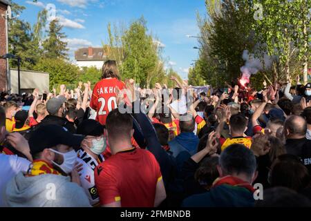 Les supporters du Lens de RCL se réunissent avant le derby, match de football de la Ligue française 1 entre Lens (RCL) et Lille (LOSC) à Lens, en France, le 7 mai 2021. Photo de Julie Sebadelha/ABACAPRESS.COM Banque D'Images