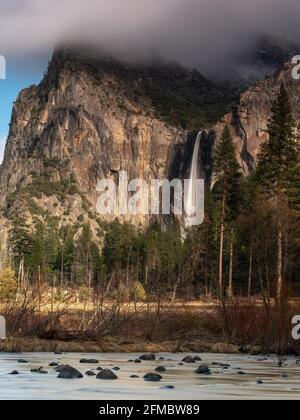 en hiver, un long cliché de bridalveil tombe à yosemite parc national Banque D'Images