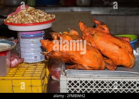 Canard rôti, marché de produits frais, Hanoï, Vietnam Banque D'Images