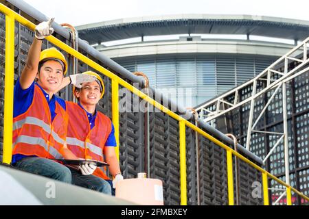 Constructeur asiatique ou techniciens ou ingénieurs sur site industriel ou de l'équipement technique Banque D'Images