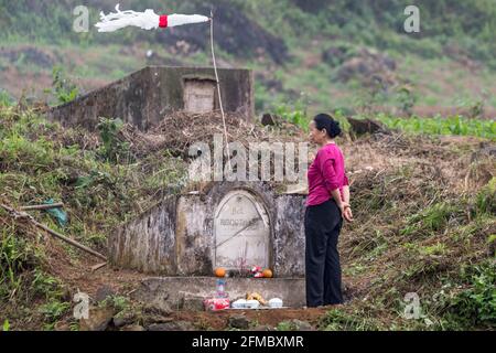 Chaque année, les ancêtres en visite sont des tombes portant des cadeaux et des feux d'éclairage dans les champs de maïs, dans la province de Ha Giang, au nord du Vietnam Banque D'Images