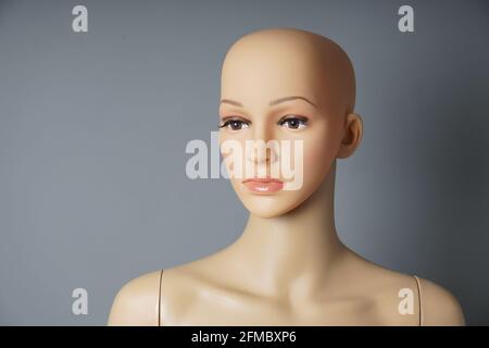 mannequin de la fenêtre d'atelier ou mannequin de démonstration avec tête chauve et visage naturaliste Banque D'Images