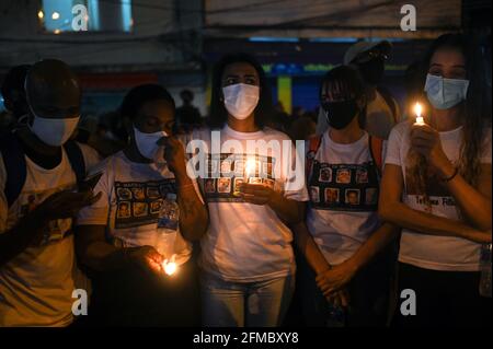 Rio de Janeiro, Brésil. 07e mai 2021. Les femmes tiennent des bougies lors d'une manifestation le lendemain d'une opération policière meurtrière dans la favela Jacarezinho. Plus d'une vingtaine de personnes sont mortes dans la plus sanglante opération de police de l'histoire de la métropole brésilienne de Rio de Janeiro. De lourdes accusations ont été portées contre la police. Credit: Andre Borges/dpa/Alamy Live News Banque D'Images