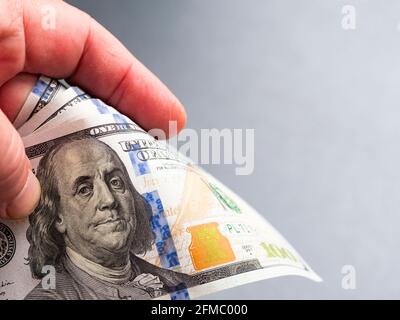 Main d'homme tenant des billets de 100 dollars Banque D'Images