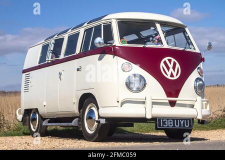 Vue latérale d'UN Volkswagen 1960, Volkswagen, VW, Type 1 21 Window transporter, Microbus, Campervan, Kombi avec écran à vent divisé Banque D'Images