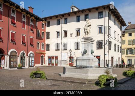 Cividale del Friuli, Italie. 5 mai 2021. Vue panoramique sur la Piazza Paolo Diacono avec la fontaine au centre Banque D'Images