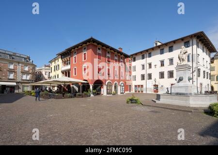 Cividale del Friuli, Italie. 5 mai 2021. Vue panoramique sur la Piazza Paolo Diacono avec la fontaine au centre Banque D'Images