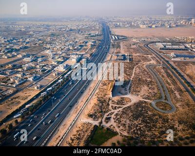 E311 Sheikh Mohammed bin Zayed Road en banlieue de Dubaï. Autoroute principale dans les Émirats reliant plusieurs Émirats avec charge de trafic Banque D'Images