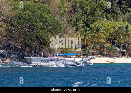 El Nido Ferry, canoë motorisé, baie de Baconit, Palawan aux îles Miniloc, Philippines Banque D'Images