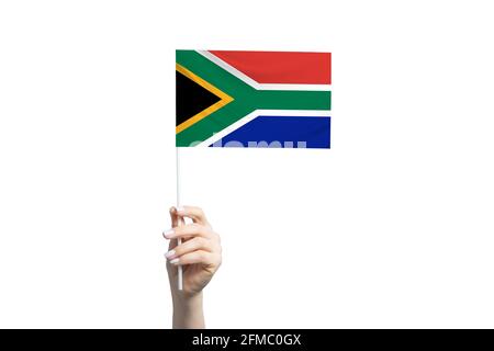 Belle main femelle tenant le drapeau de la République sud-africaine, isolée sur fond blanc. Banque D'Images