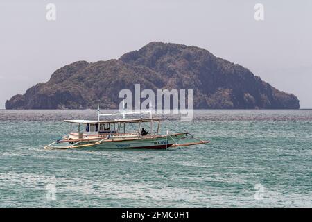 El Nido Ferry, canoë motorisé, baie de Baconit, Palawan aux îles Miniloc, Philippines Banque D'Images