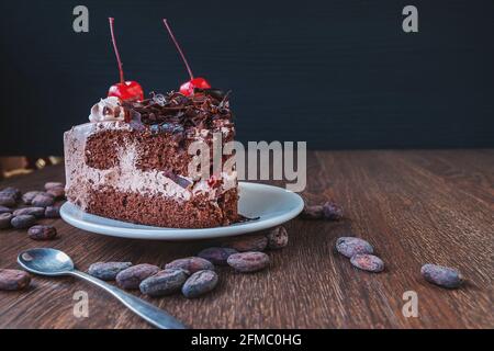 Gâteau au chocolat et fèves de cacao pour faire du chocolat Banque D'Images