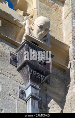 Pierre sculptée Gargoyle Sculpture de Sir Donald Bailey, Ingénieur civil et inventeur du pont Bailey sur le Prieuré de Christchurch au-dessus D'UN tuyau d'évacuation en plomb. Banque D'Images