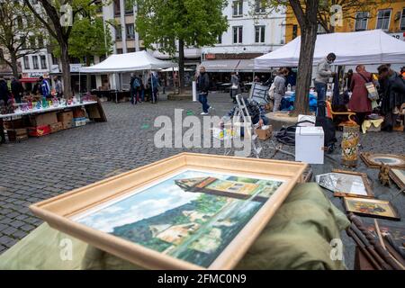 Illustration montre le marché aux puces populaire à la place du jeu de balle/ Vossenplein dans le quartier de Bruxelles Marolles/ Marollen, samedi 08 Banque D'Images