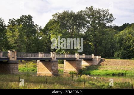 Pont anglais au-dessus de la rivière Nysa Luzycka (Lausitzer Neisse) au Parc de Muskau (Parc Muzakowski) près de Bad Muskau. Patrimoine mondial de l'UNESCO. Allemagne Banque D'Images