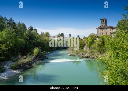 Cividale del Friuli, Italie. 5 mai 2021. Vue panoramique sur la rivière Natisone dans le centre-ville Banque D'Images