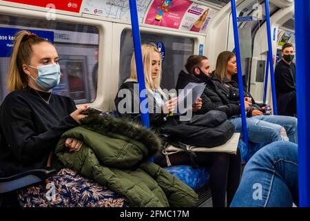 Londres, Royaume-Uni. 7 mai 2021. Soudain, beaucoup plus de gens ne portent pas de masques ou font simplement semblant de le faire, en dépit des nombreux et évidents signes d'avertissement. Ils pensent que c'est terminé - le métro est occupé pendant que la prochaine étape de l'assouplissement du verrouillage national entre en vigueur. Crédit : Guy Bell/Alay Live News Banque D'Images